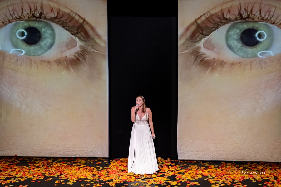 I’m sorry Testo Jan Fabre & Stella HöttlerCostumi, scenografia e regia Jan FabreInterprete Stella HöttlerRedattrice musicale Alma AuerMusiche Johann Sebastian Bach: Matthaus-Passion, registrazione del 1954 dei WienerPhilharmoniker, Wiener Singakademie, Wiener Sängerknaben, diretta da WilhelmFurtwängler (1886 –1954)Drammaturgia Miet MartensDisegno Luci & Tecnica Wout JanssensFilm Wout Janssens“Troubleyn/Jan Fabre è sostenuto dalla Comunità fiammingaTroubleyn/Jan Fabre è sponsorizzato da Katoen Natie”Concept, regia, testo Jan FabreInterprete Irene UrciuoliSound Designer Alma AuerDrammaturgia Miet MartensDisegno Luci & Tecnica Wout Janssens“Troubleyn/Jan Fabre è sostenuto dalla Comunità fiammingaTroubleyn/Jan Fabre è sponsorizzato da Katoen Natie”