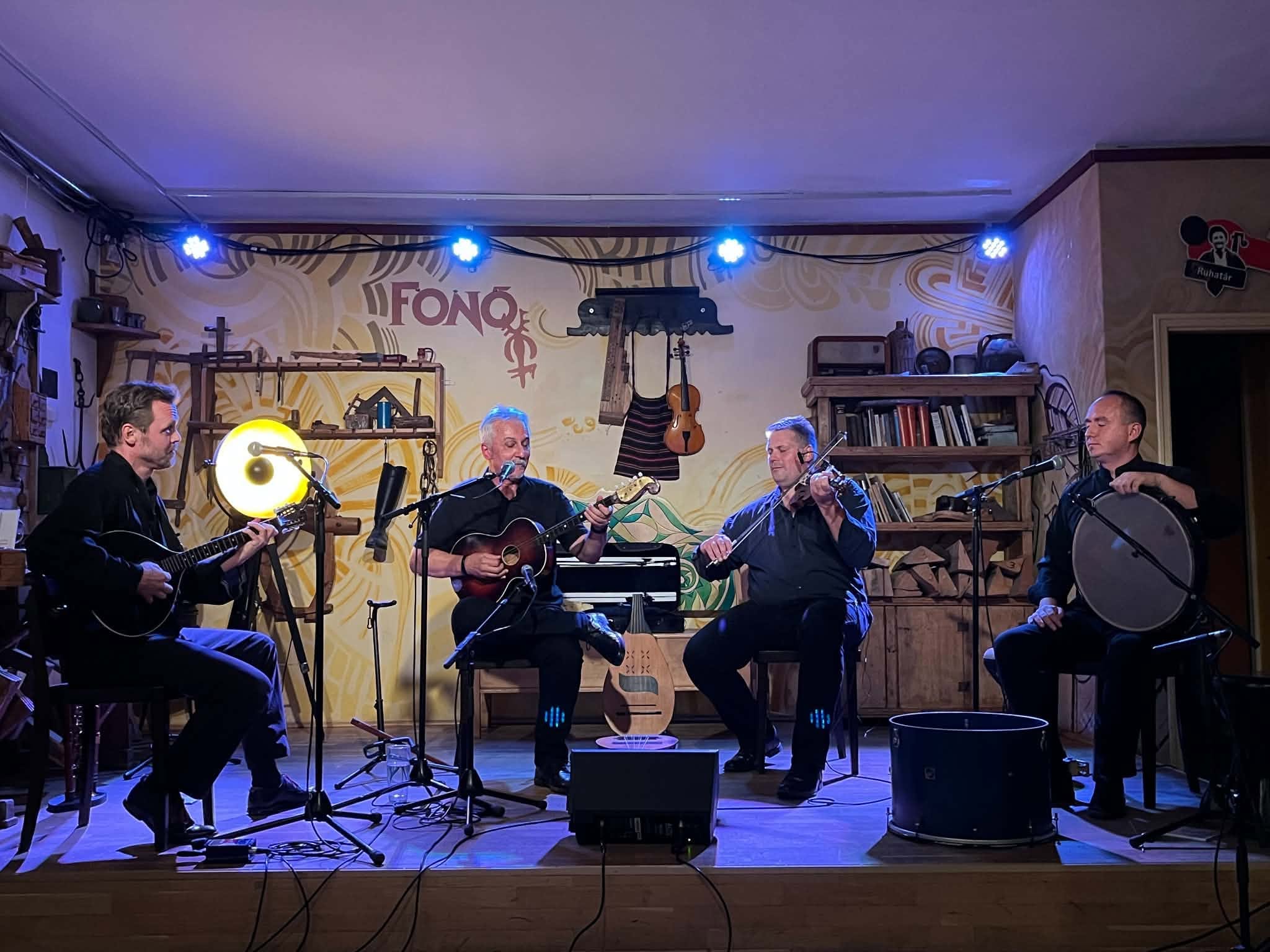 Bakos Árpád és barátai a fonóban